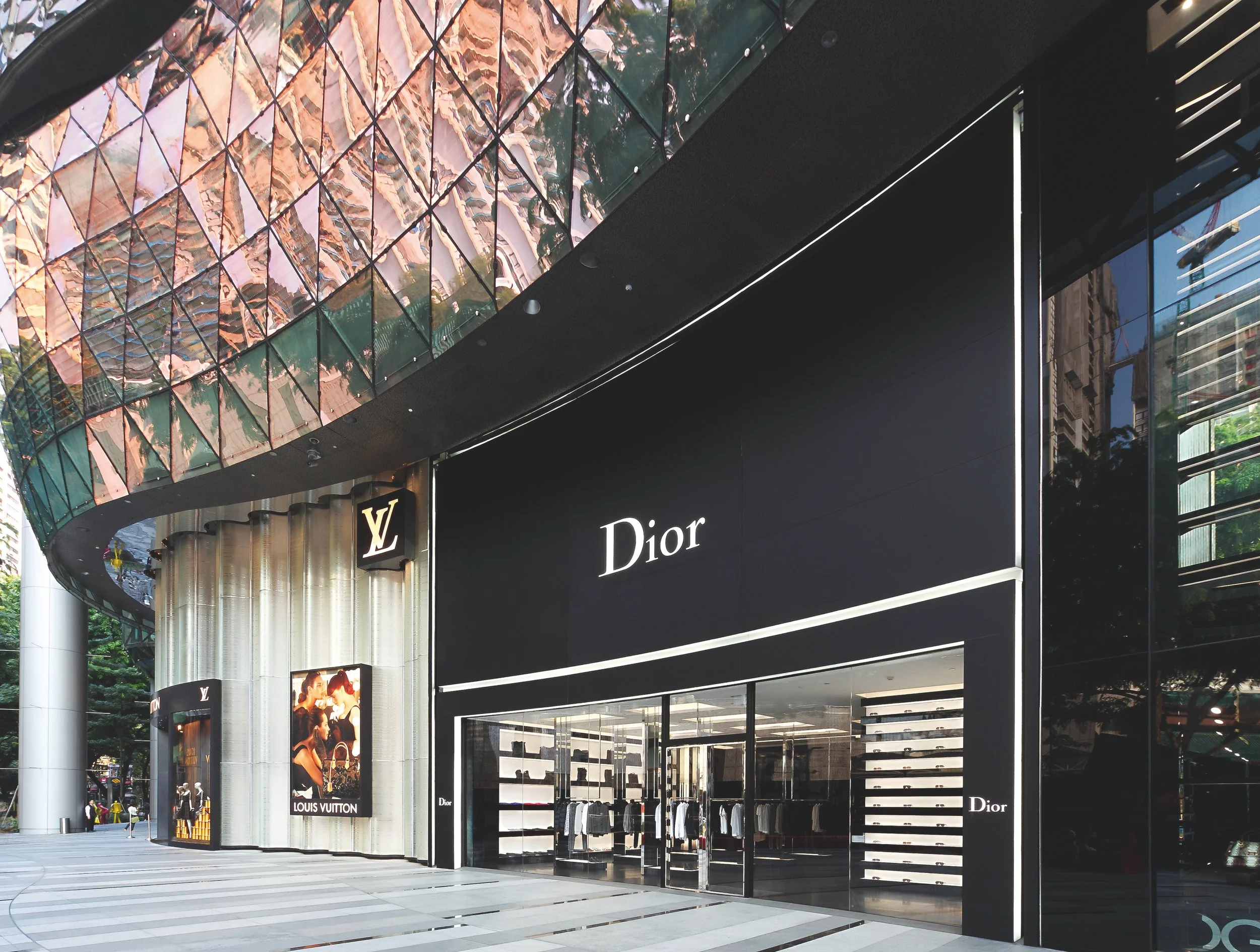 A sculptural luxury retail façade engineered by Permasteelisa Group for Dior